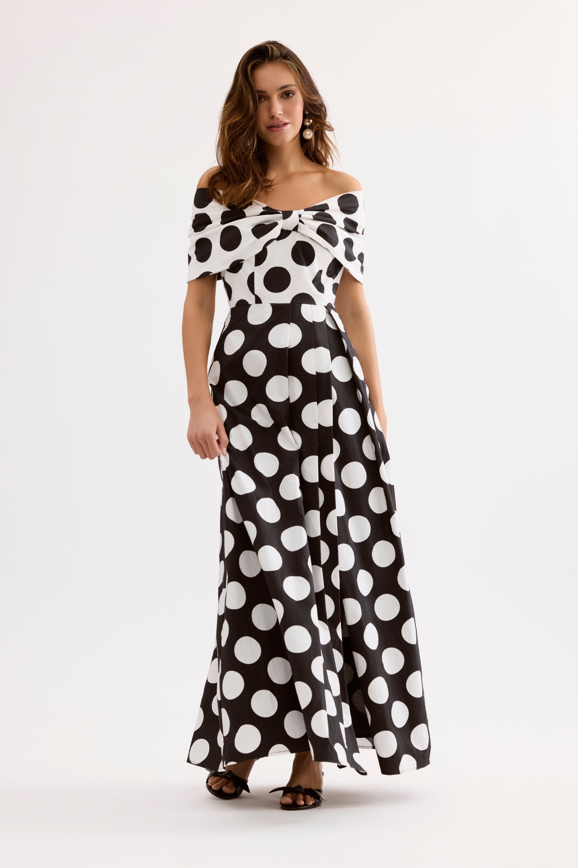 Robe longue à pois épaules dénudées