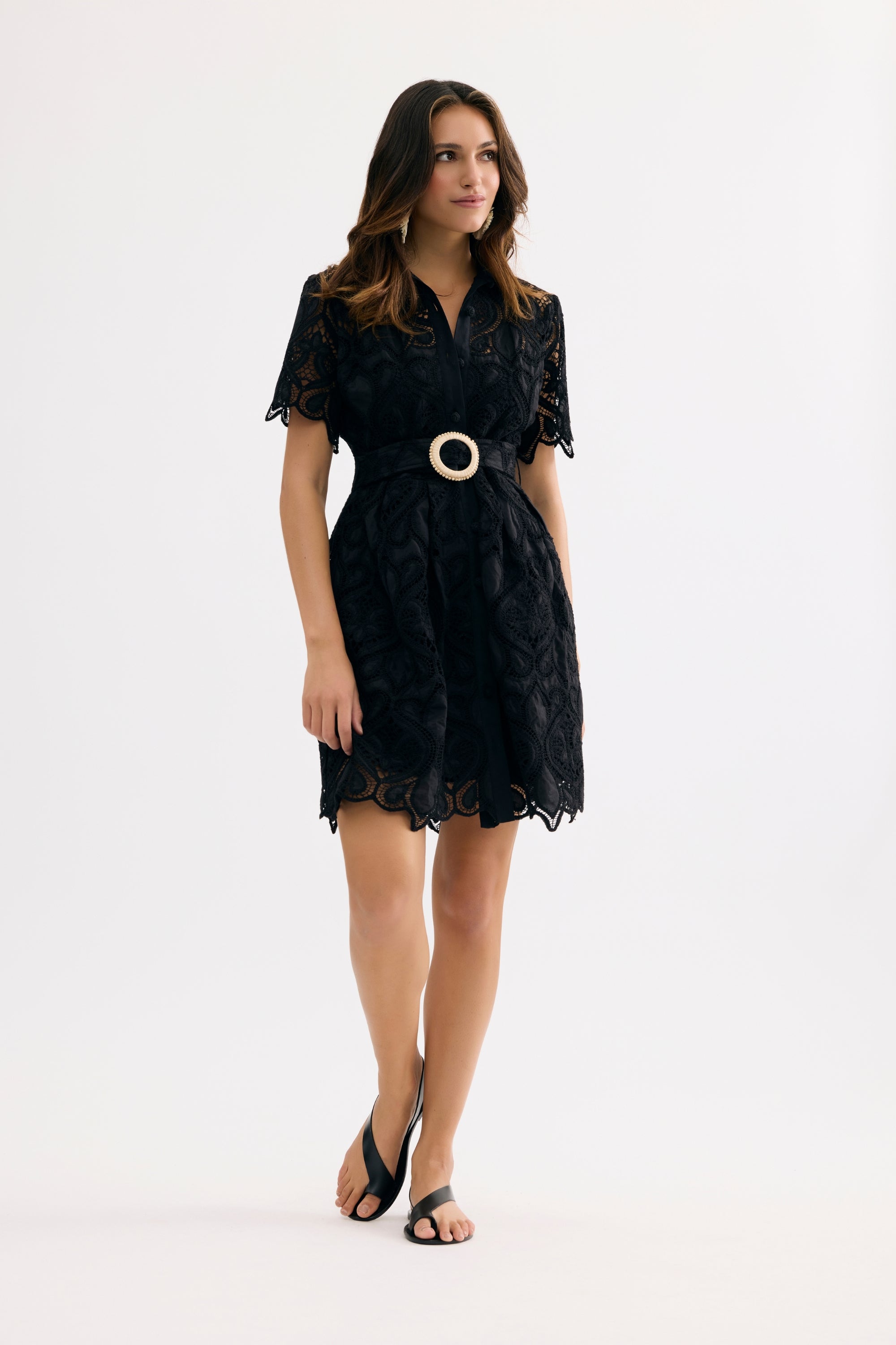 Robe courte en dentelle ceinturée noire