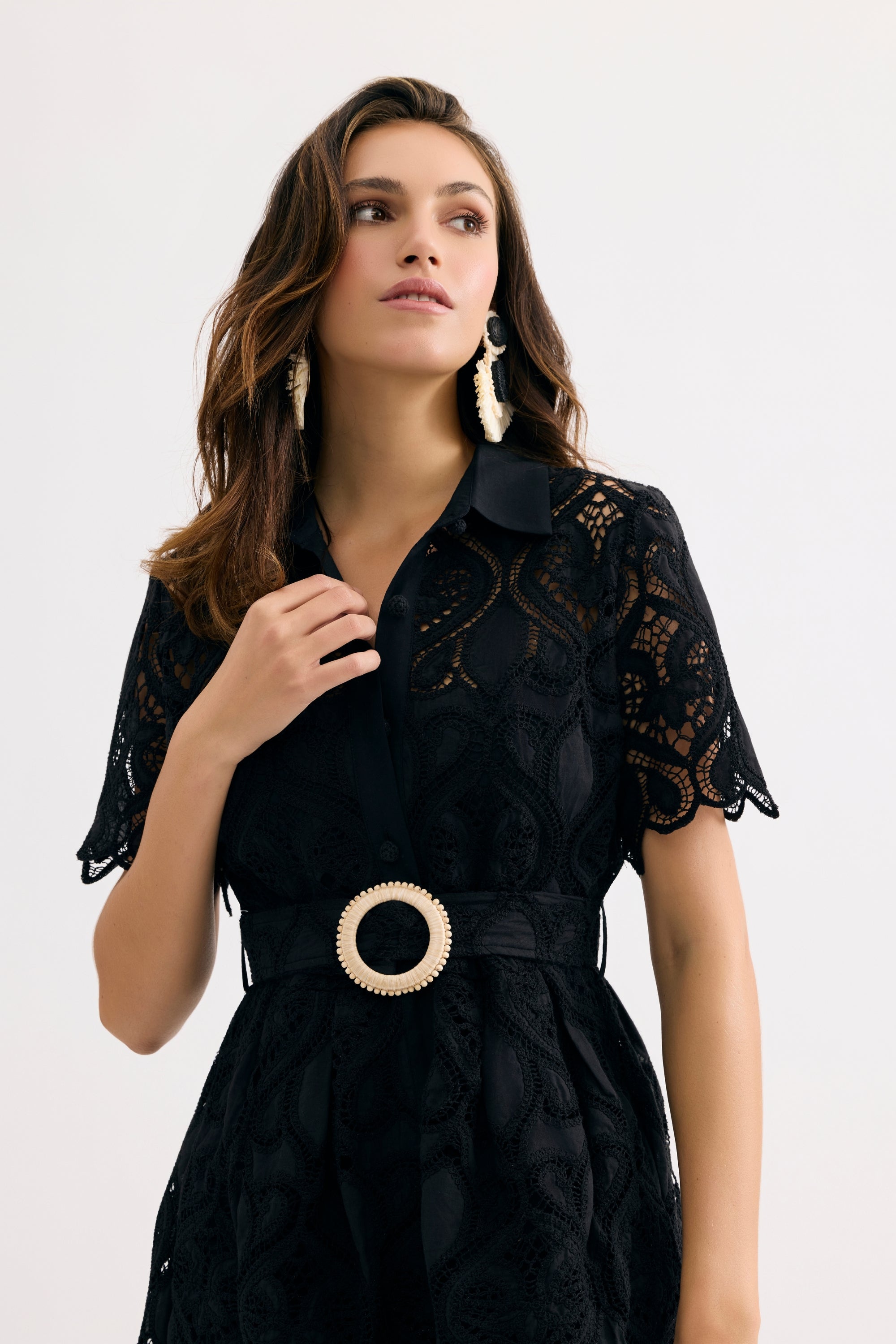 Robe courte en dentelle ceinturée noire