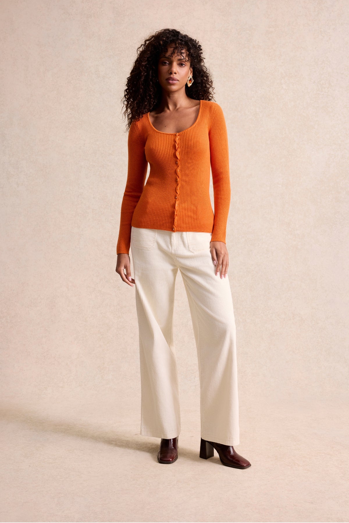 Pull côtelé à col rond et boutons bijoux orange