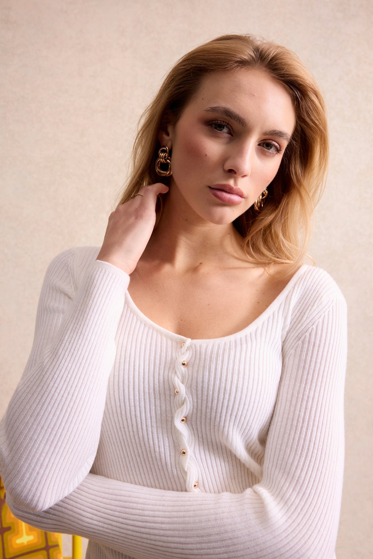 Pull côtelé à col rond et boutons bijoux écru