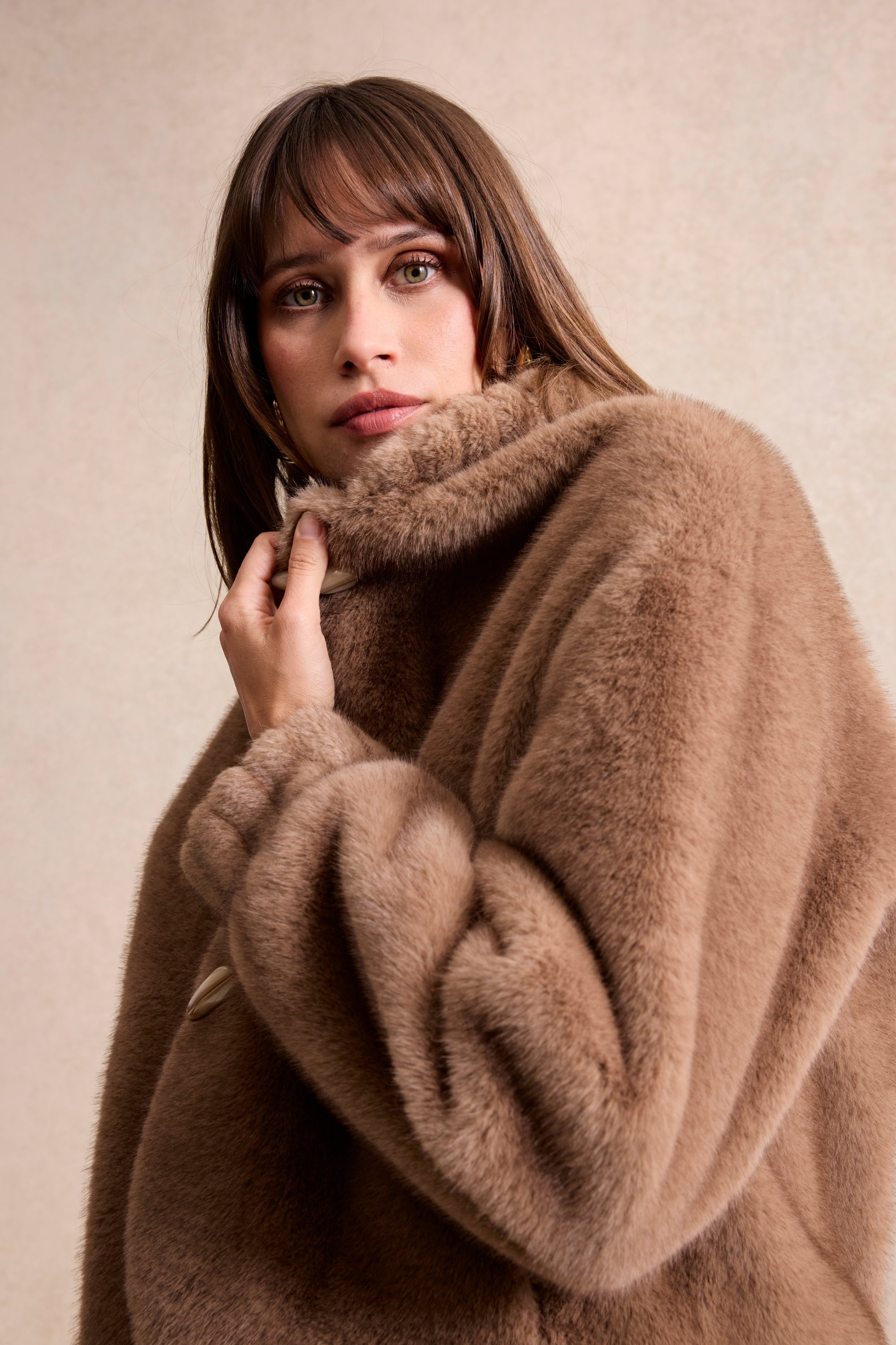 Veste fausse fourrure à boutons camel