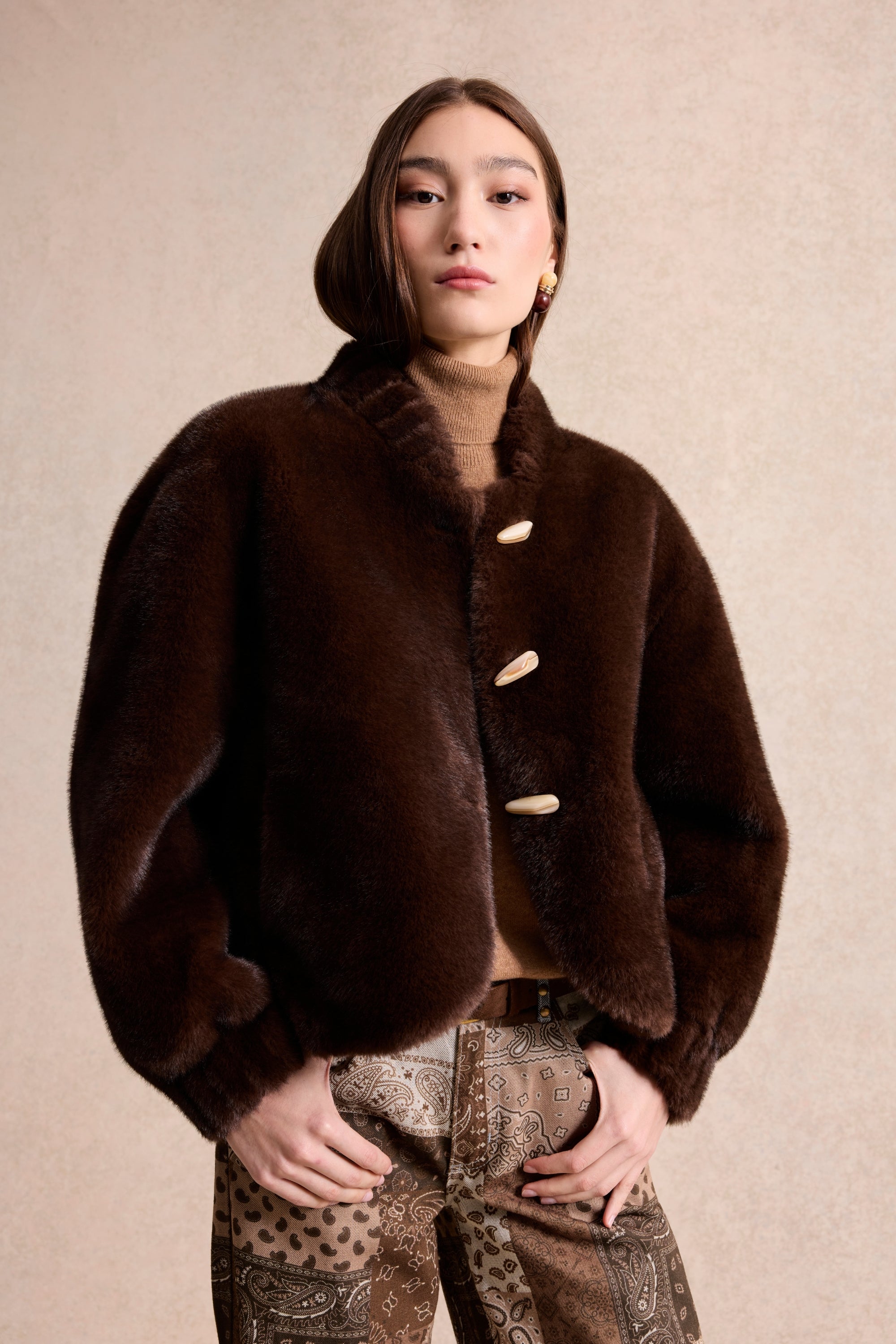 Veste fausse fourrure à boutons marron