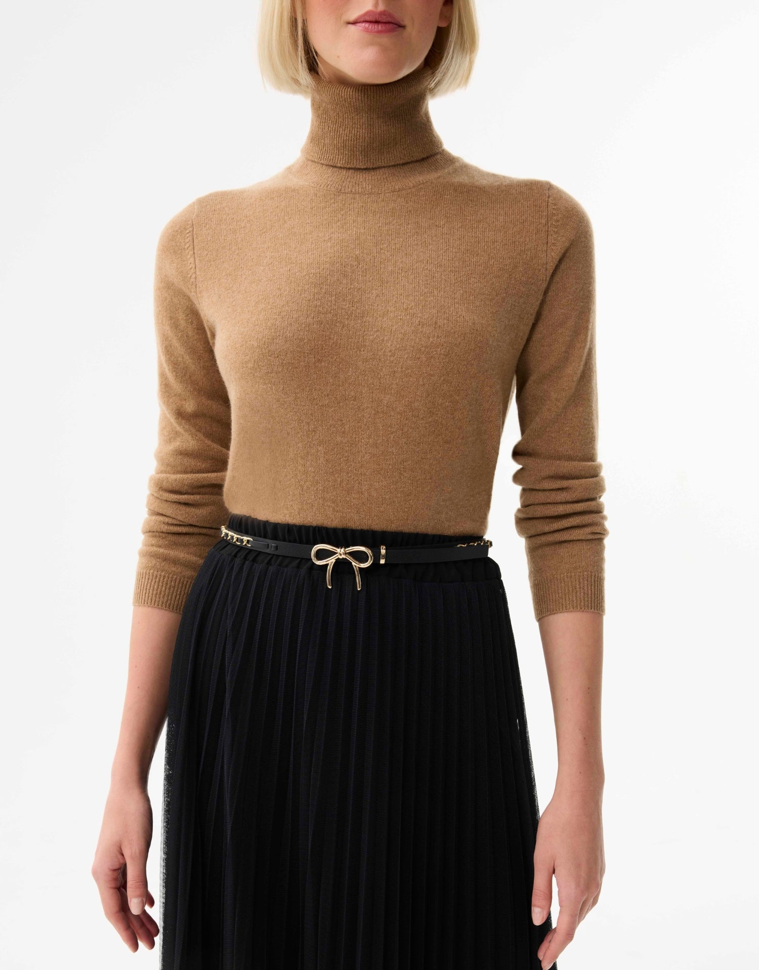 Thin leather belt with golden knot buckle