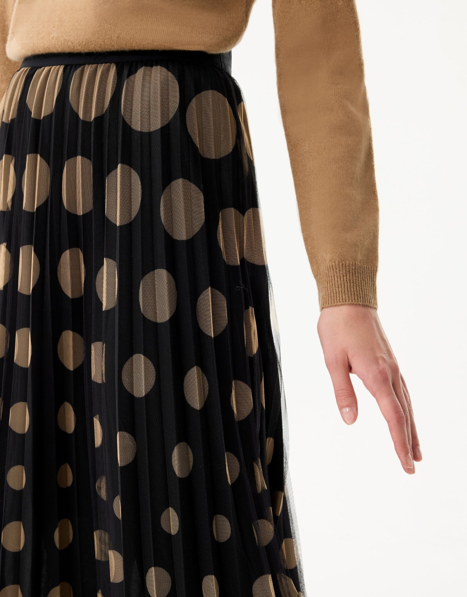 Jupe longue plissée à pois dorés