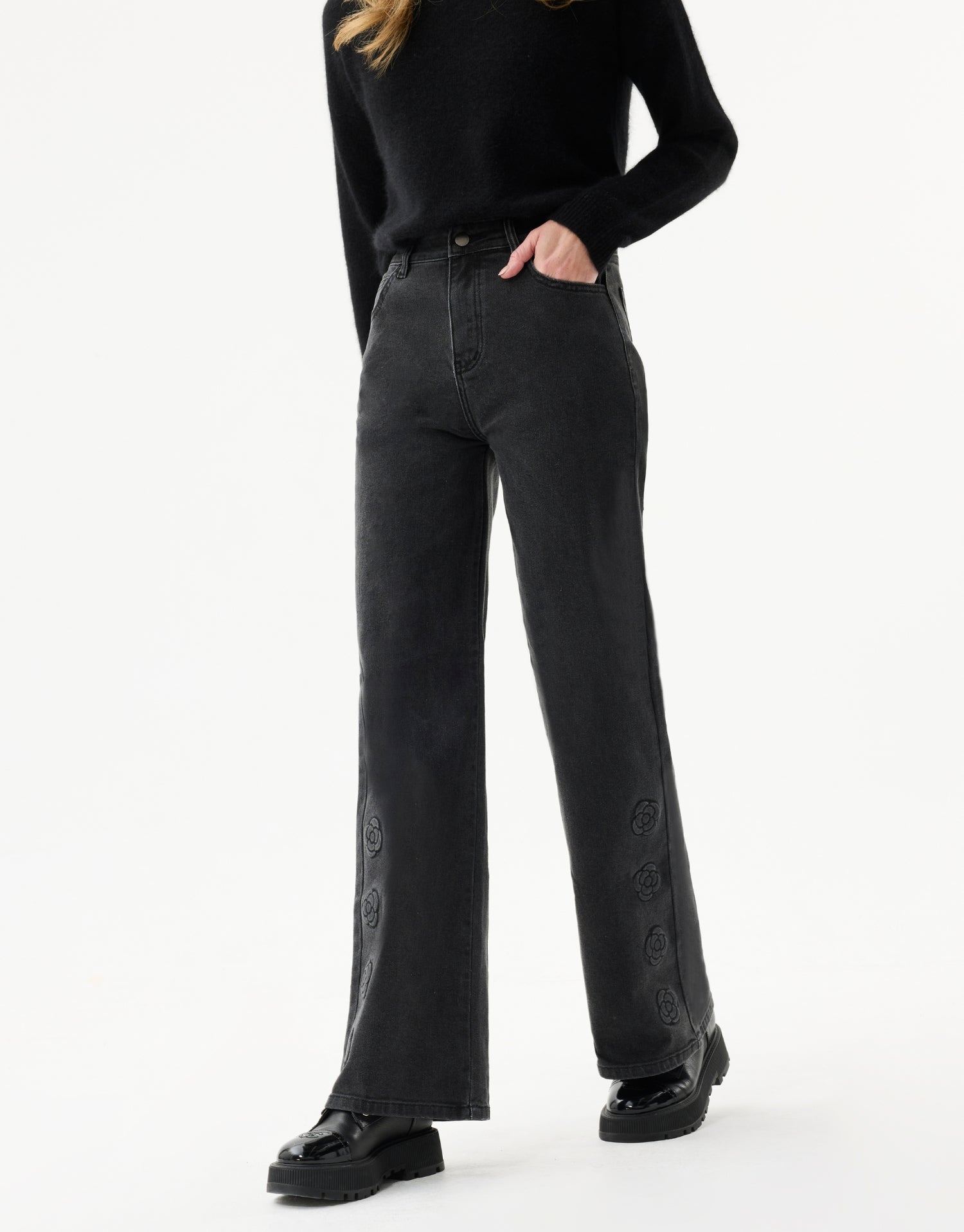 Jean noir droit brodé fleurs