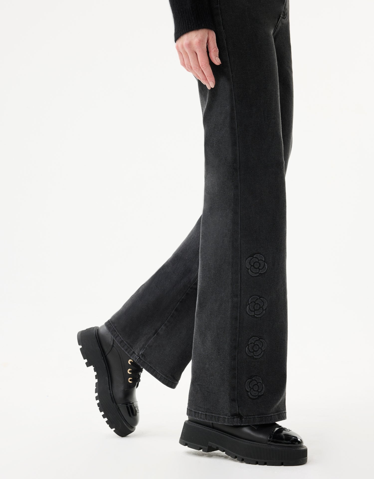 Jean noir droit brodé fleurs