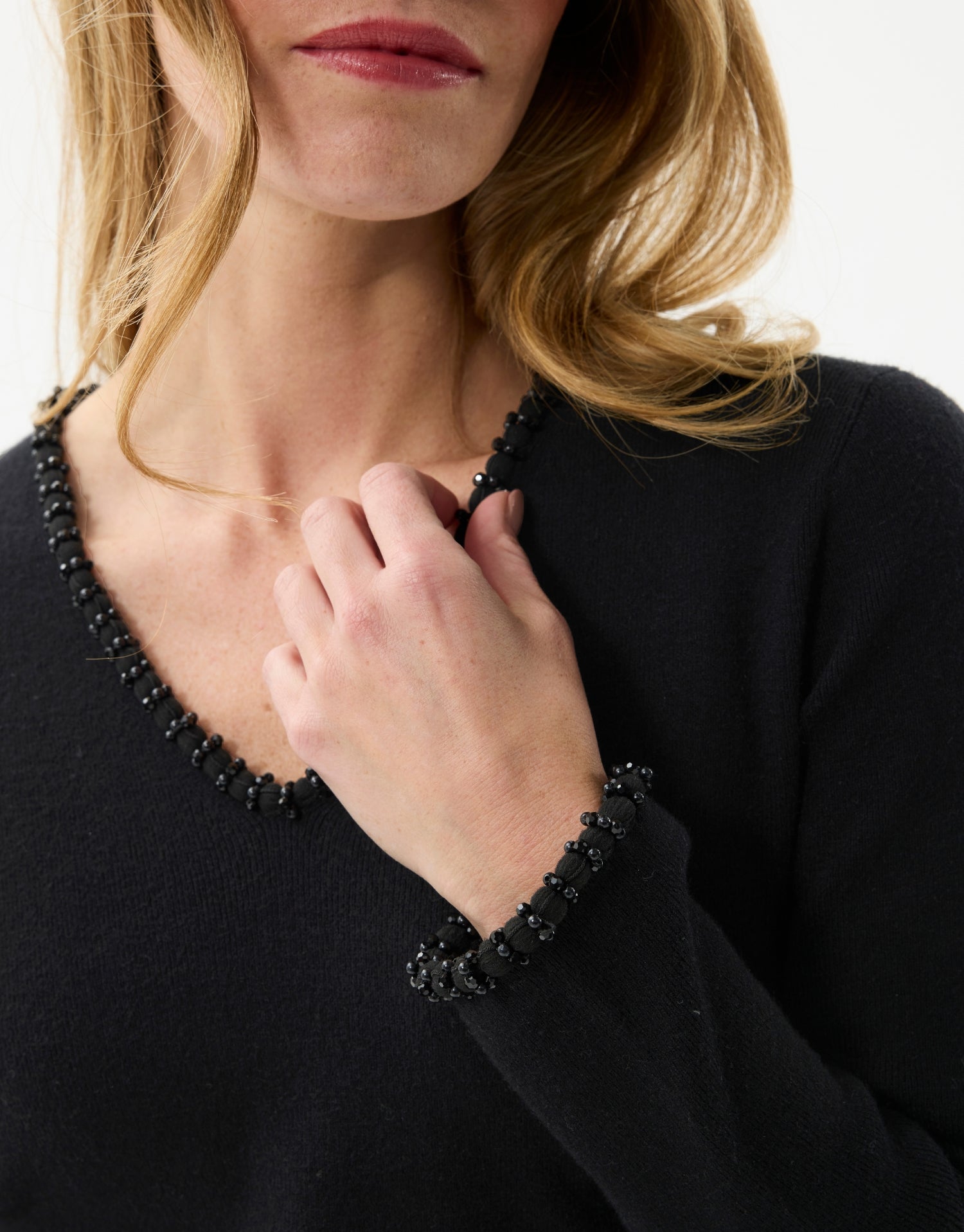 Pull col V avec perles noir