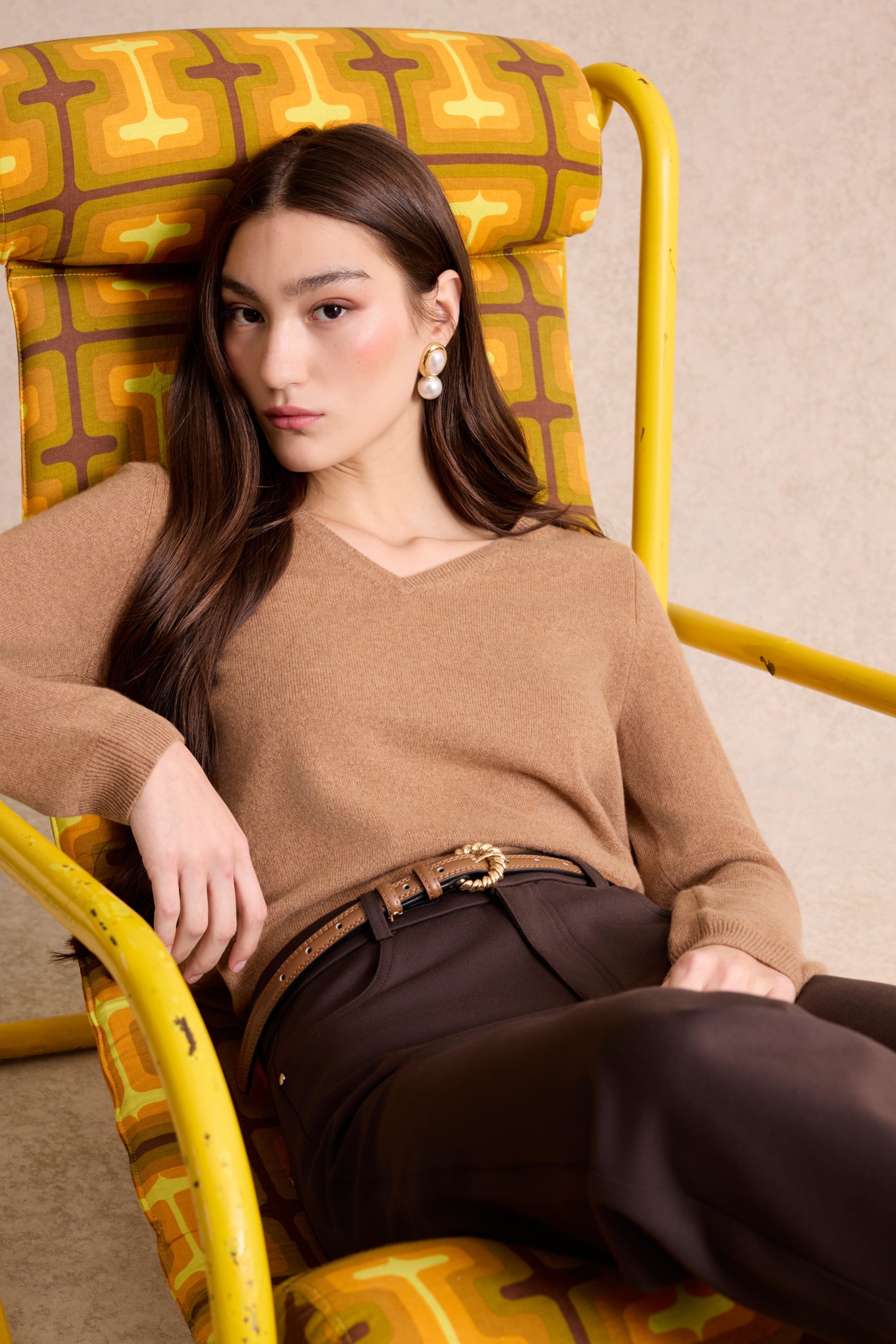 Pull col V cachemire camel