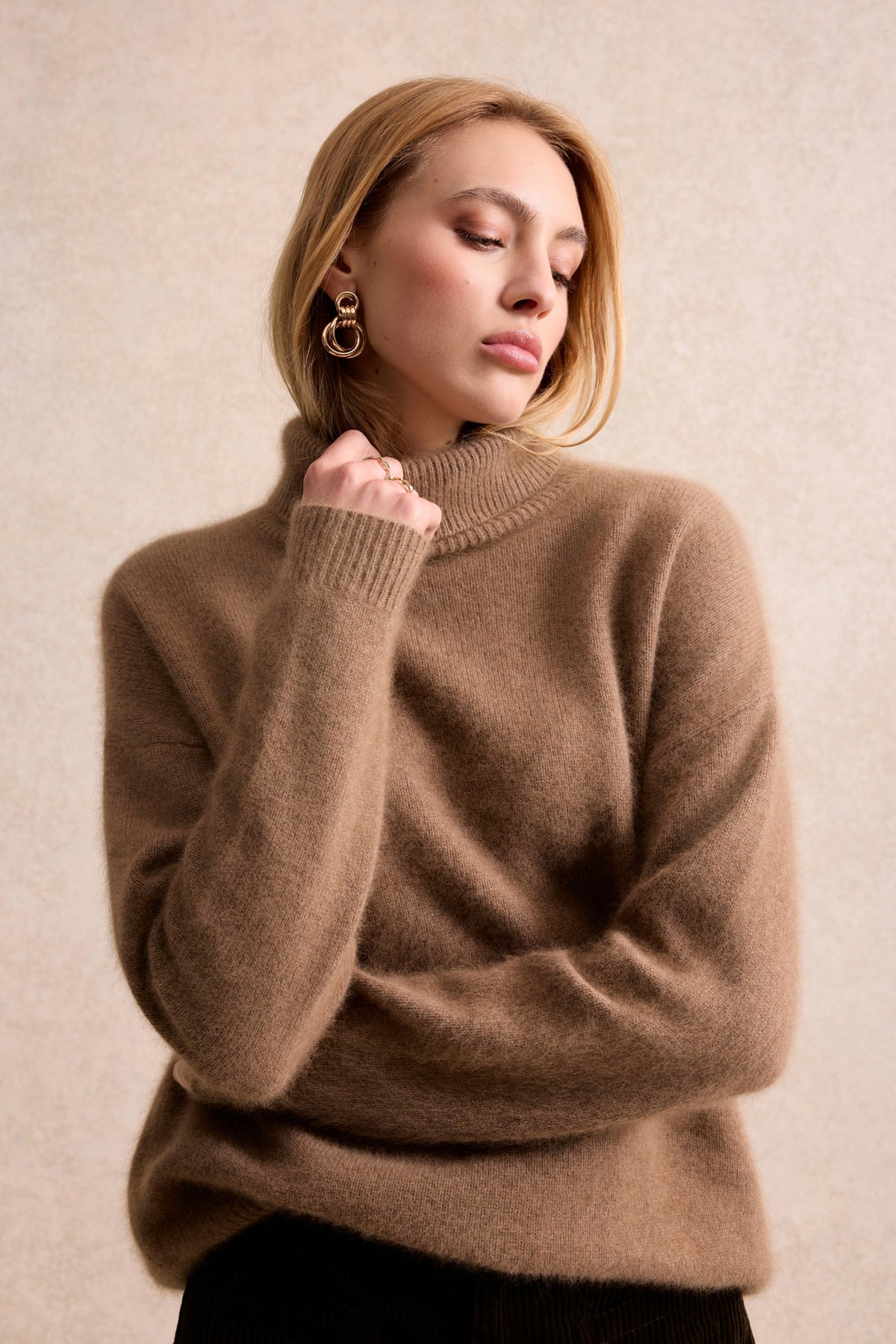 Pull col roulé en laine et raton laveur taupe