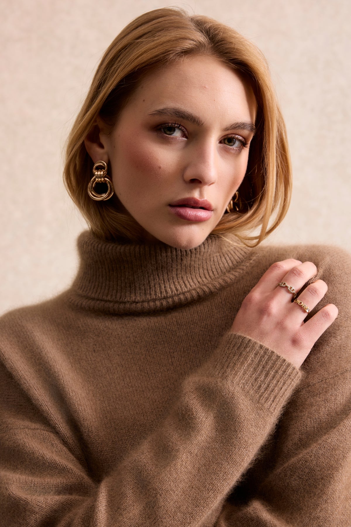 Pull col roulé en laine et raton laveur taupe