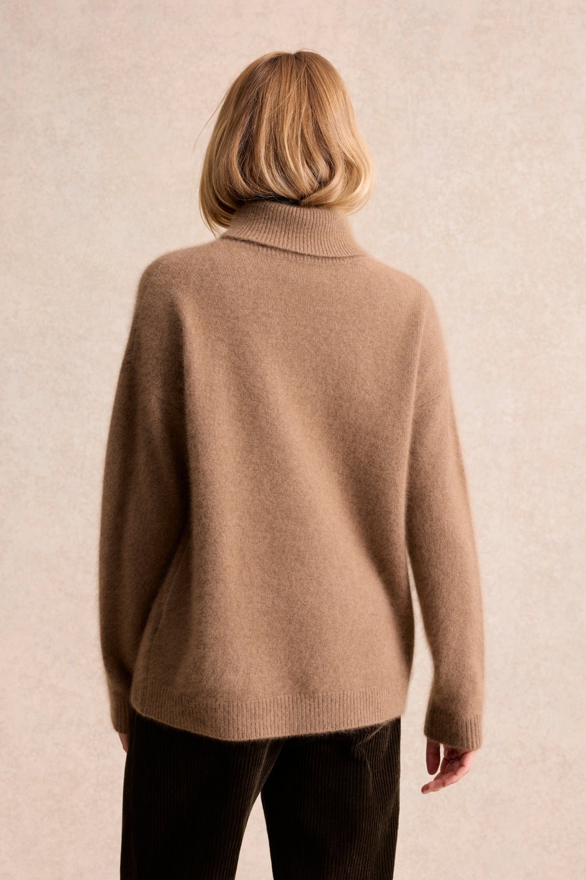 Pull col roulé en laine et raton laveur taupe