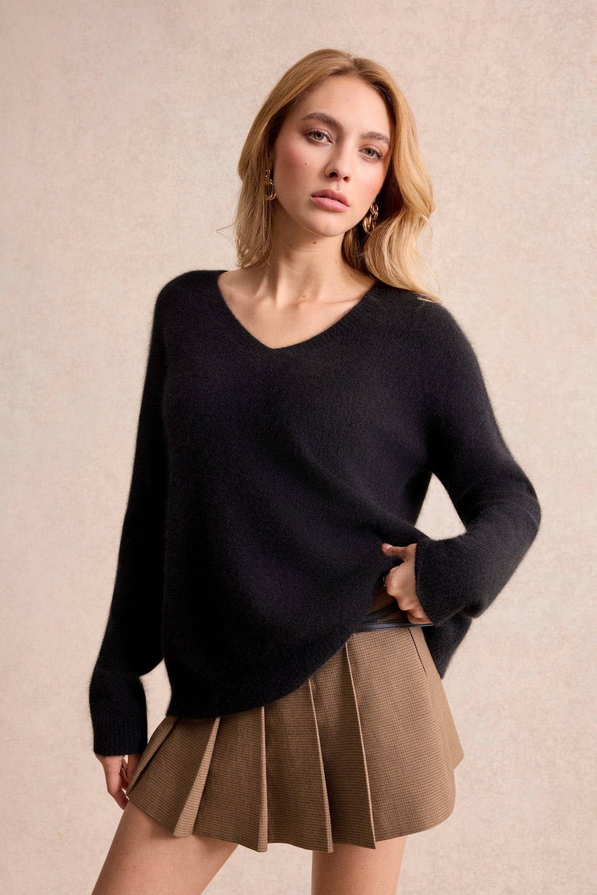 Pull col V en laine et raton laveur noir