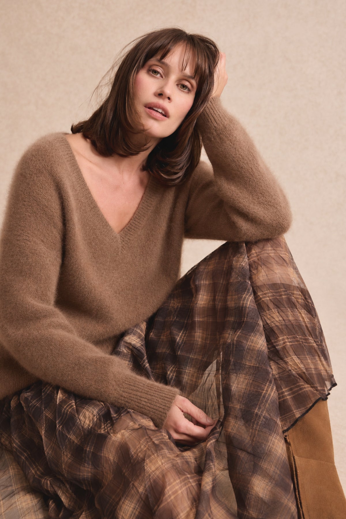 Pull col V en laine et raton laveur taupe