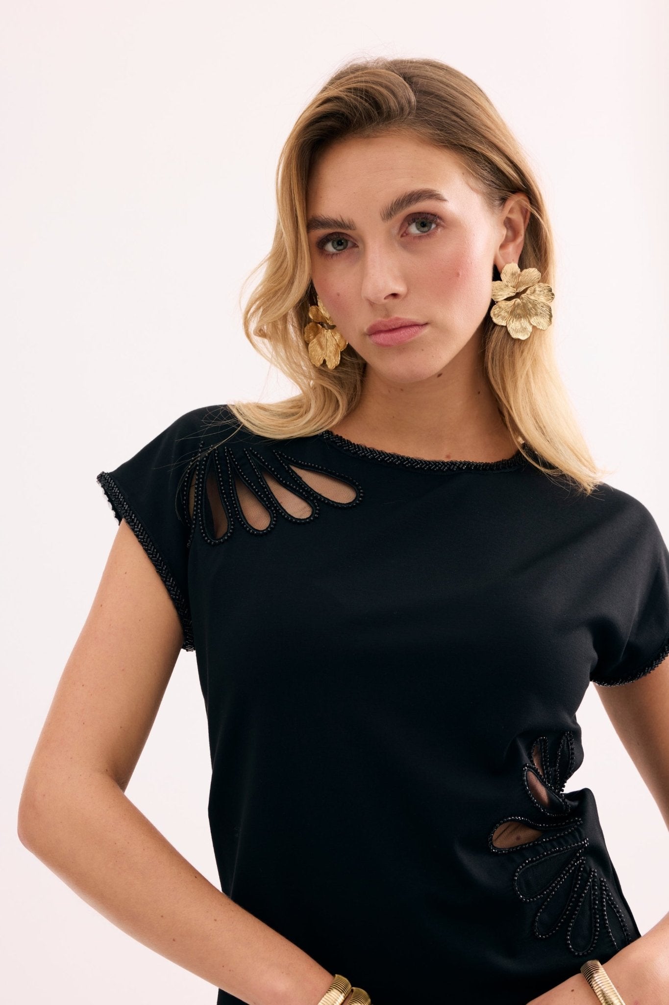 T-shirt noir détails ajourés et perles