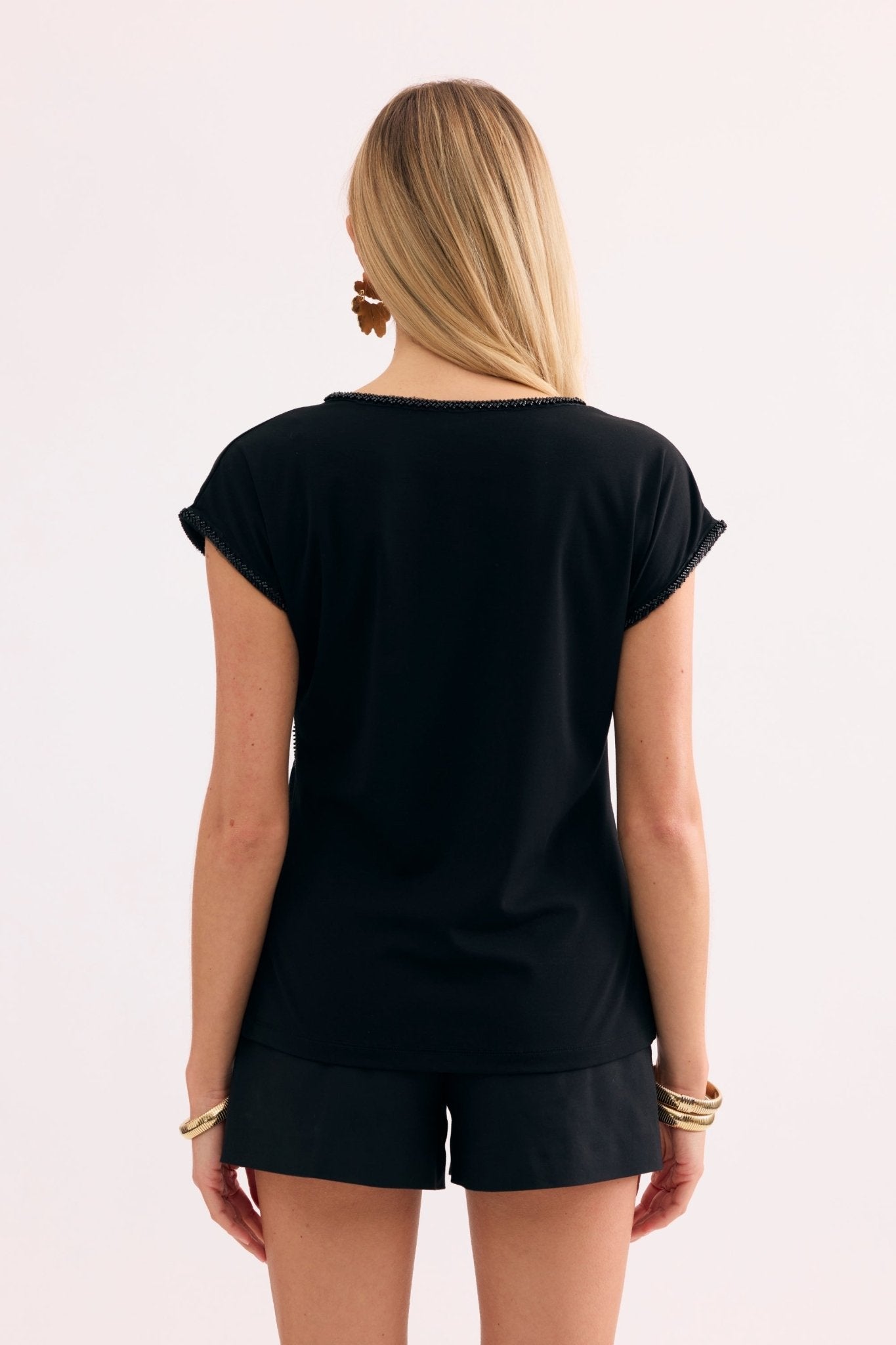 T-shirt noir détails ajourés et perles