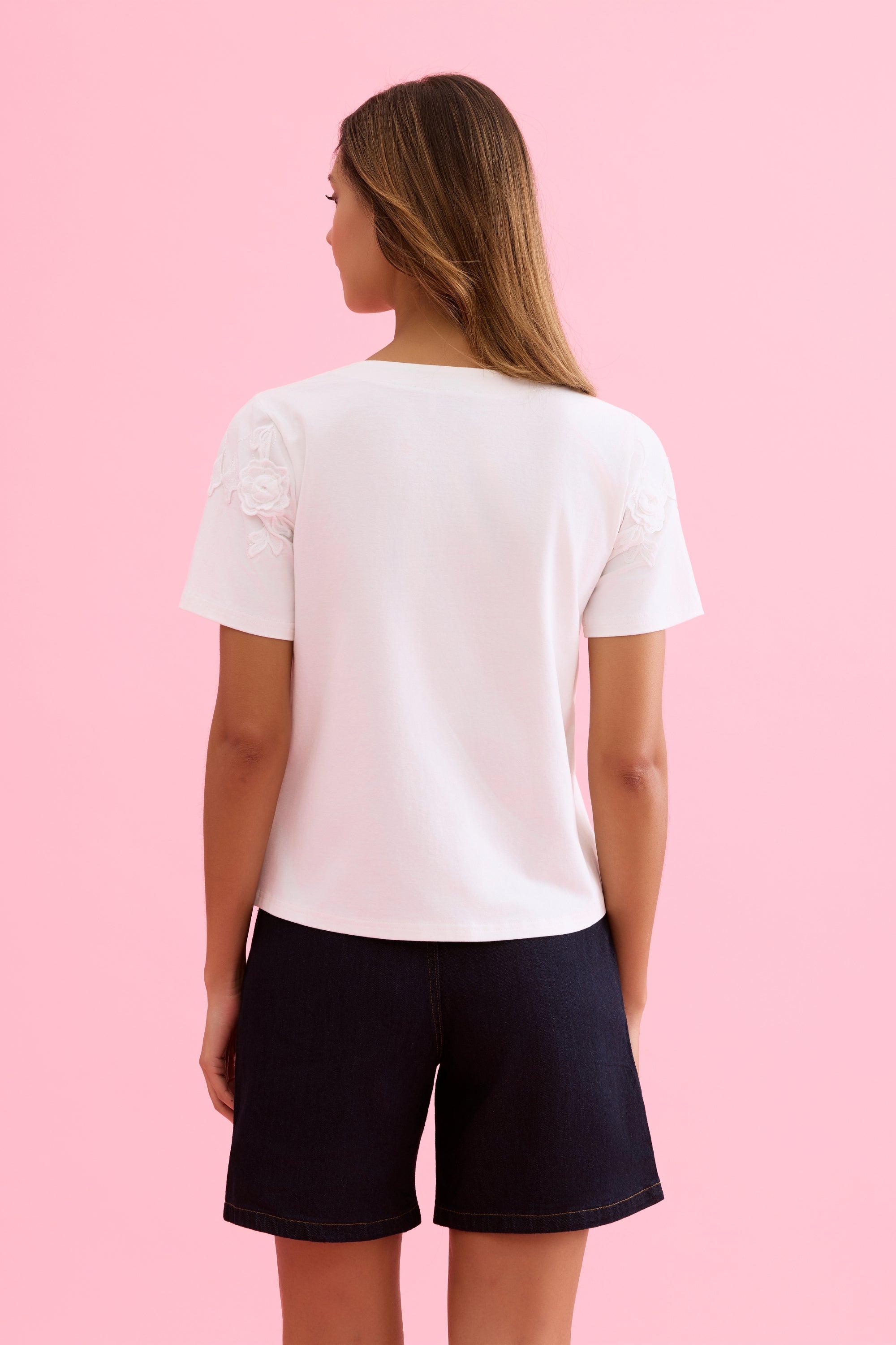 T-shirt fleurs relief couture blanc