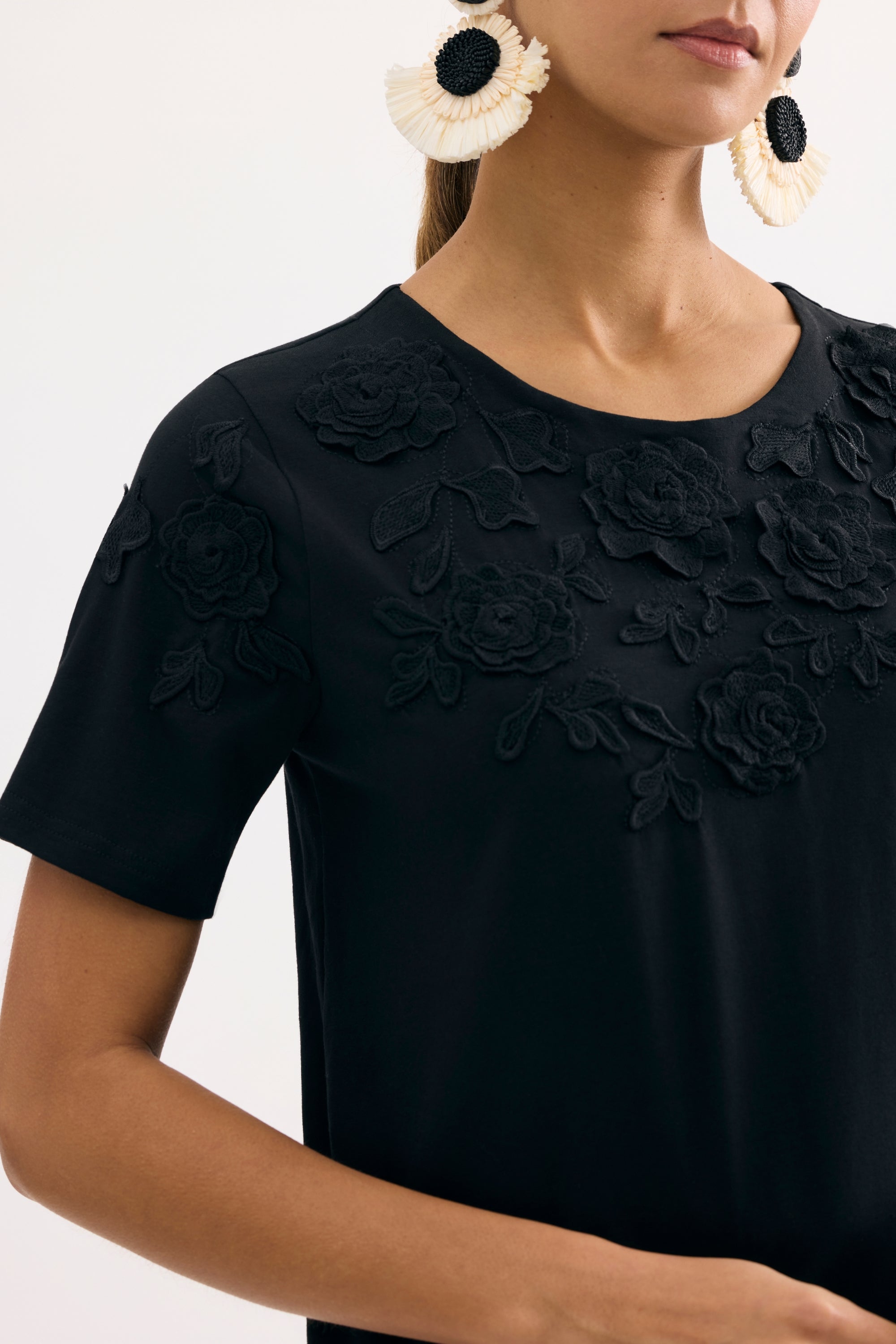 T-shirt fleurs relief couture noir