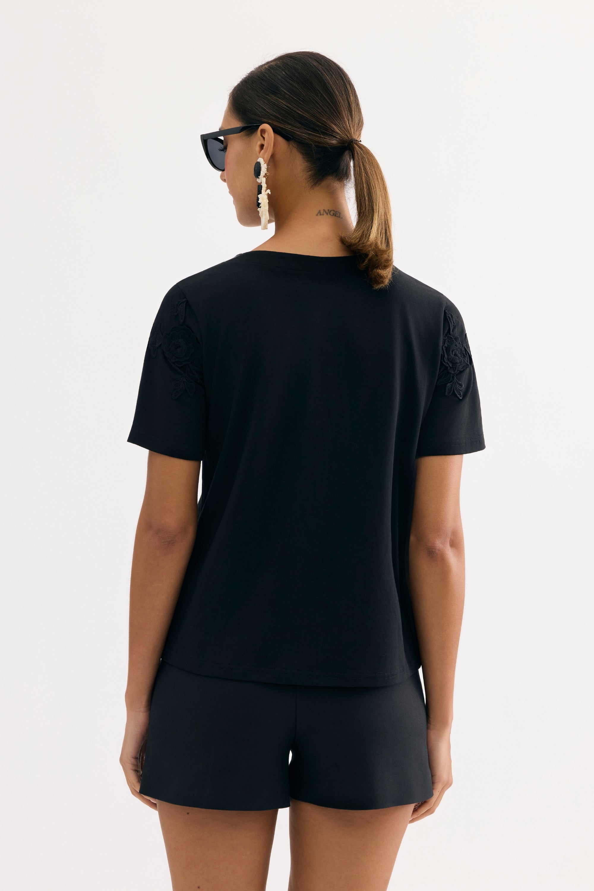T-shirt fleurs relief couture noir