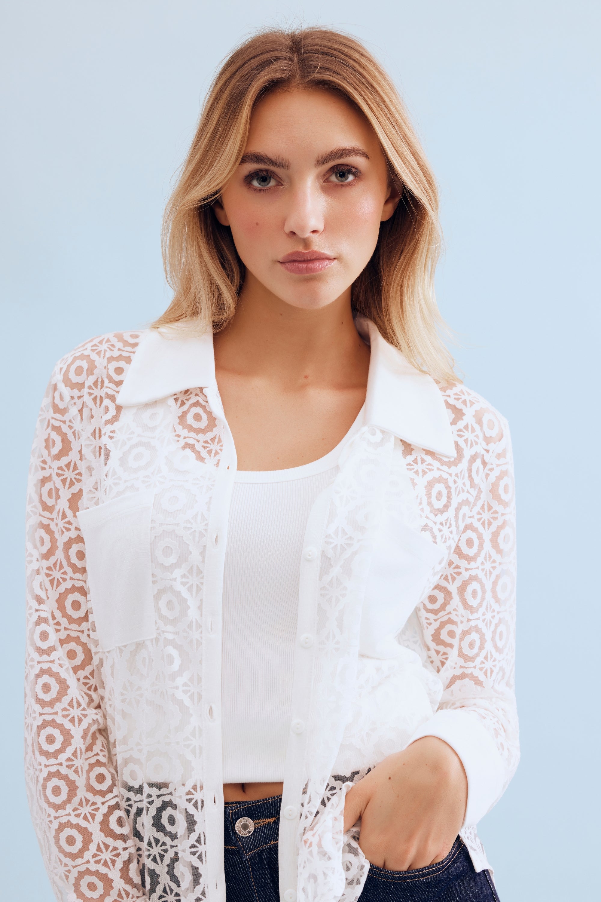 Chemise en dentelle ajourée blanche