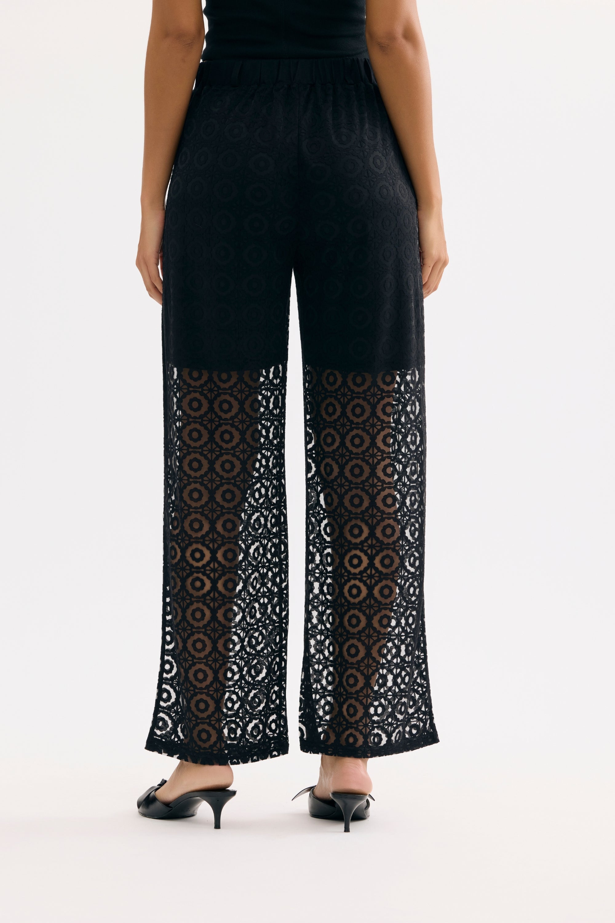 Pantalon en dentelle ajourée noir