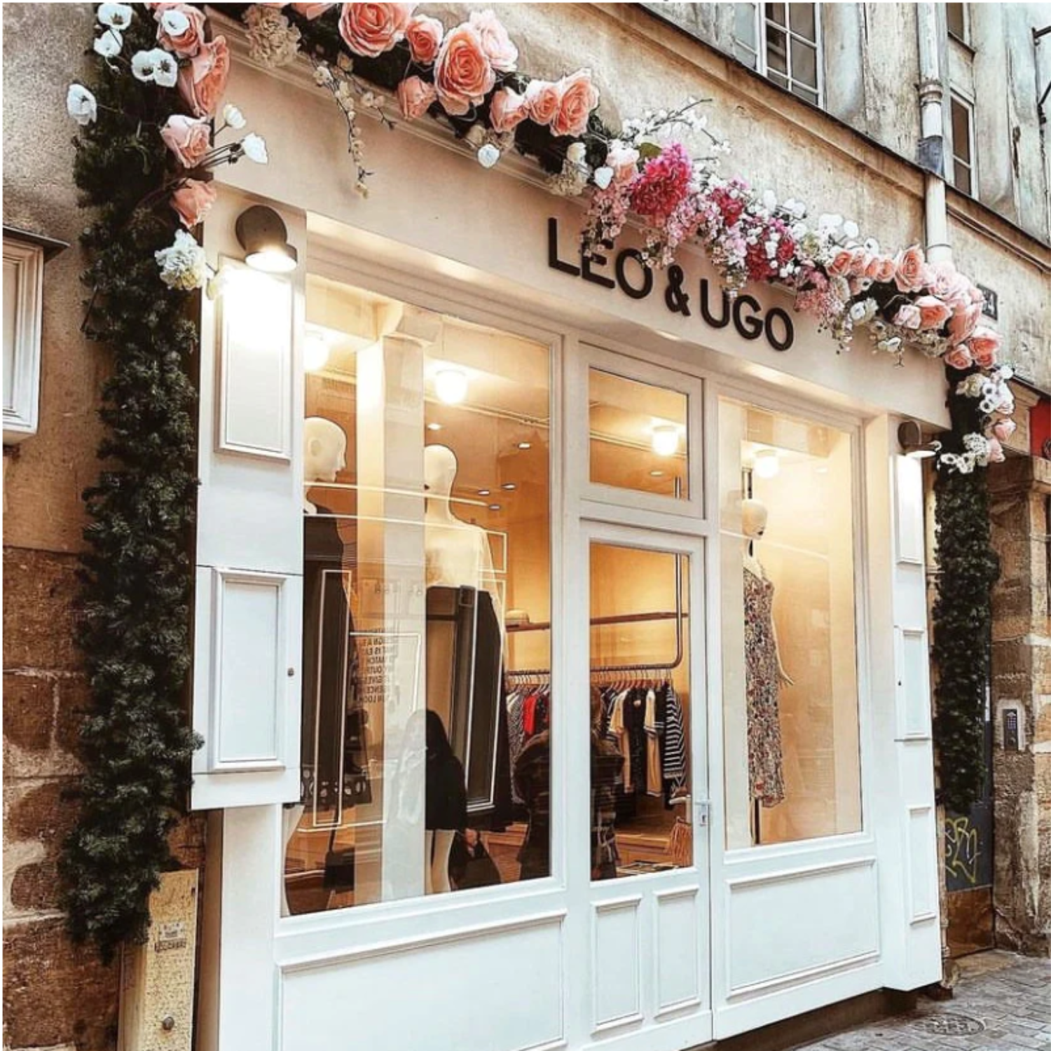 devanture de la boutique leo et ugo dans le marais à paris, marque de prêt à porter femme, mode femme, vêtements femme