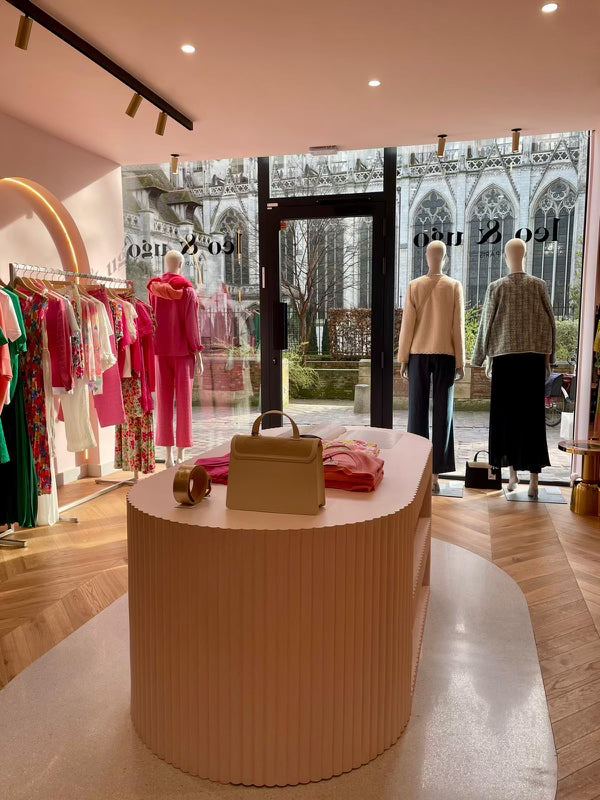 intérieur de la boutique leo et ugo à rouen, marque de prêt à porter pour femme, mode femme