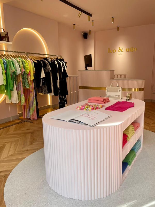 intérieur de la boutique leo et ugo à rouen, marque de prêt à porter pour femme, mode femme