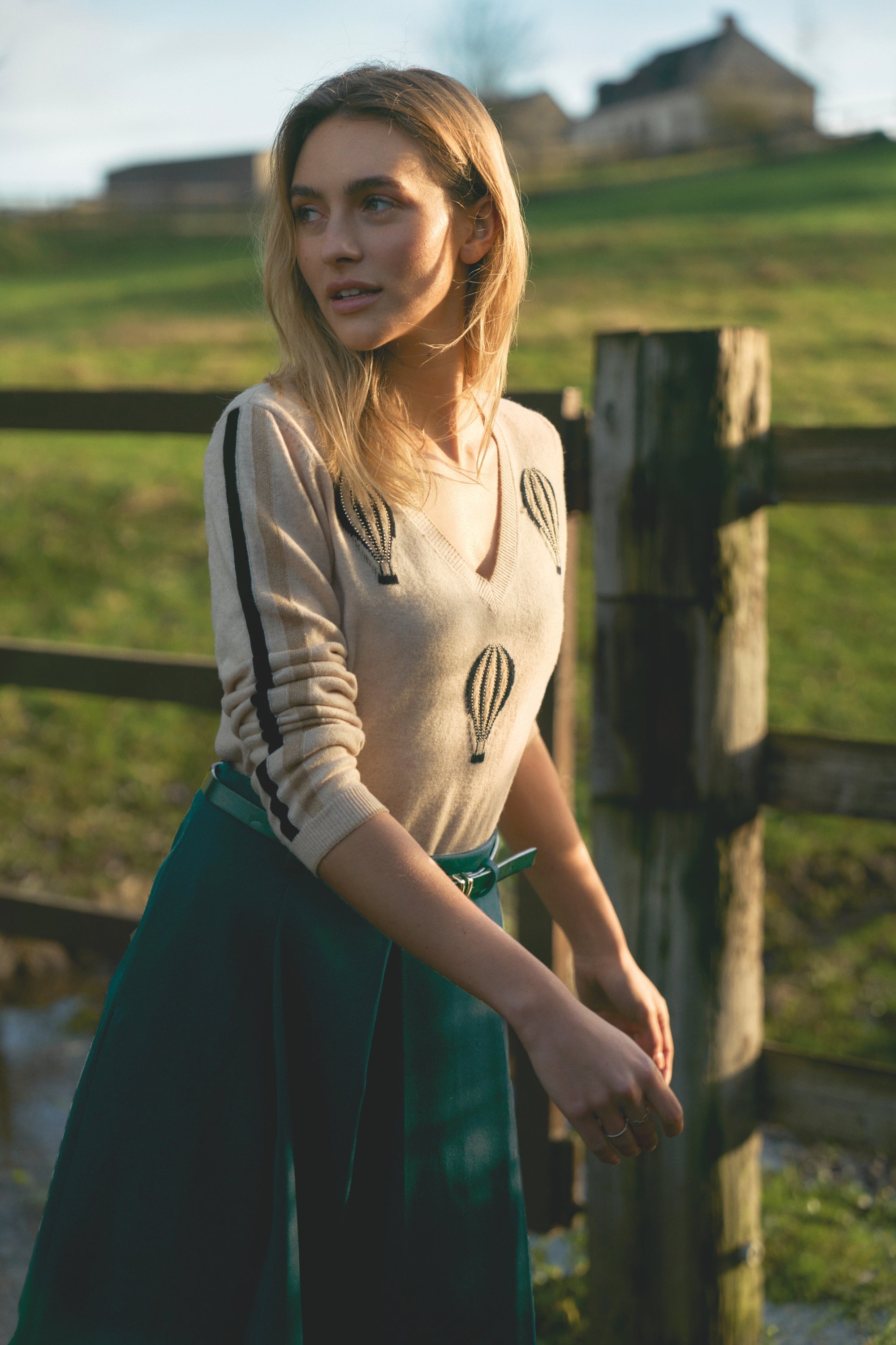 pull en cachemire beige et jupe vert sapin