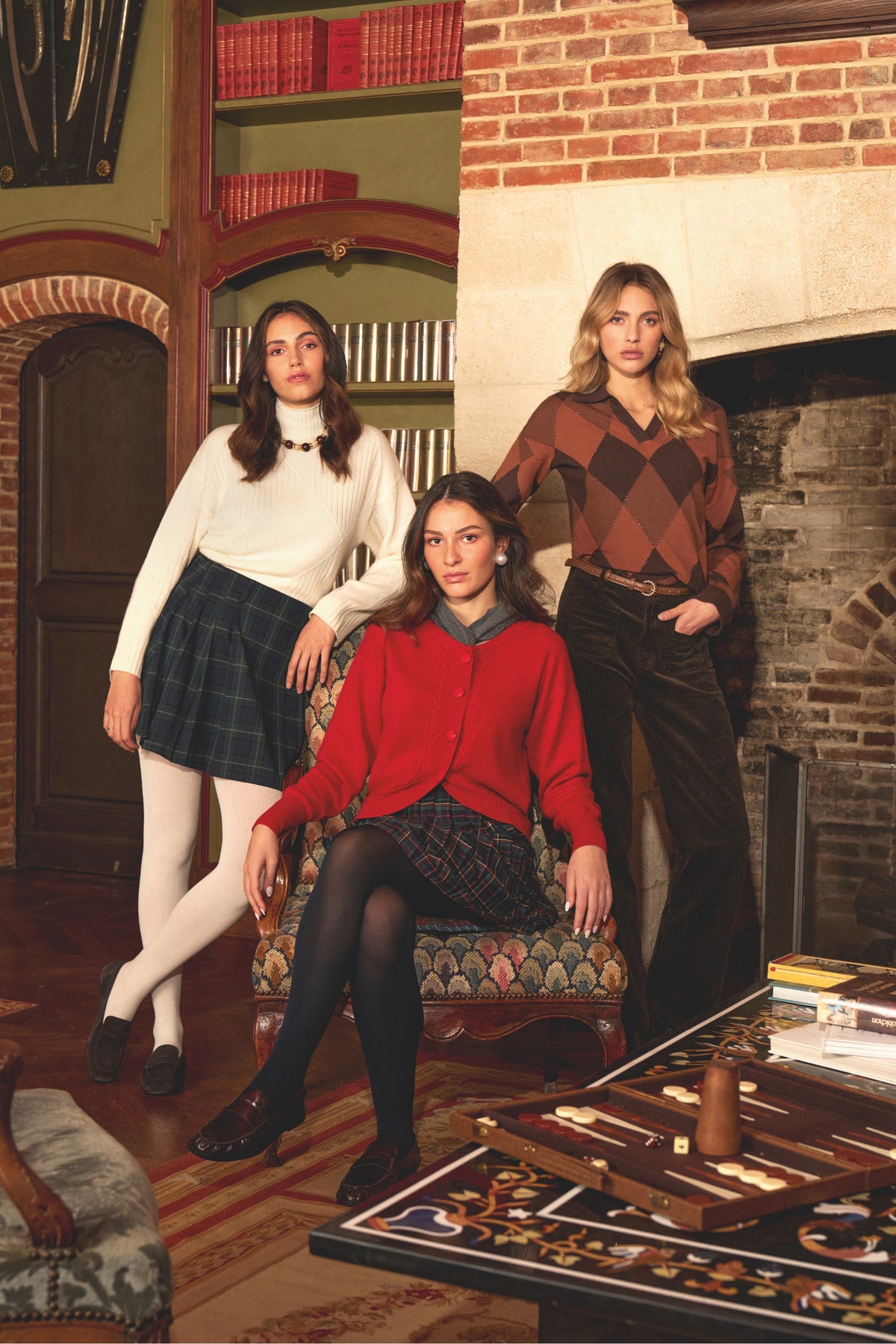 trois mannequins qui portent des mailles, jupes et pantalons leo et ugo