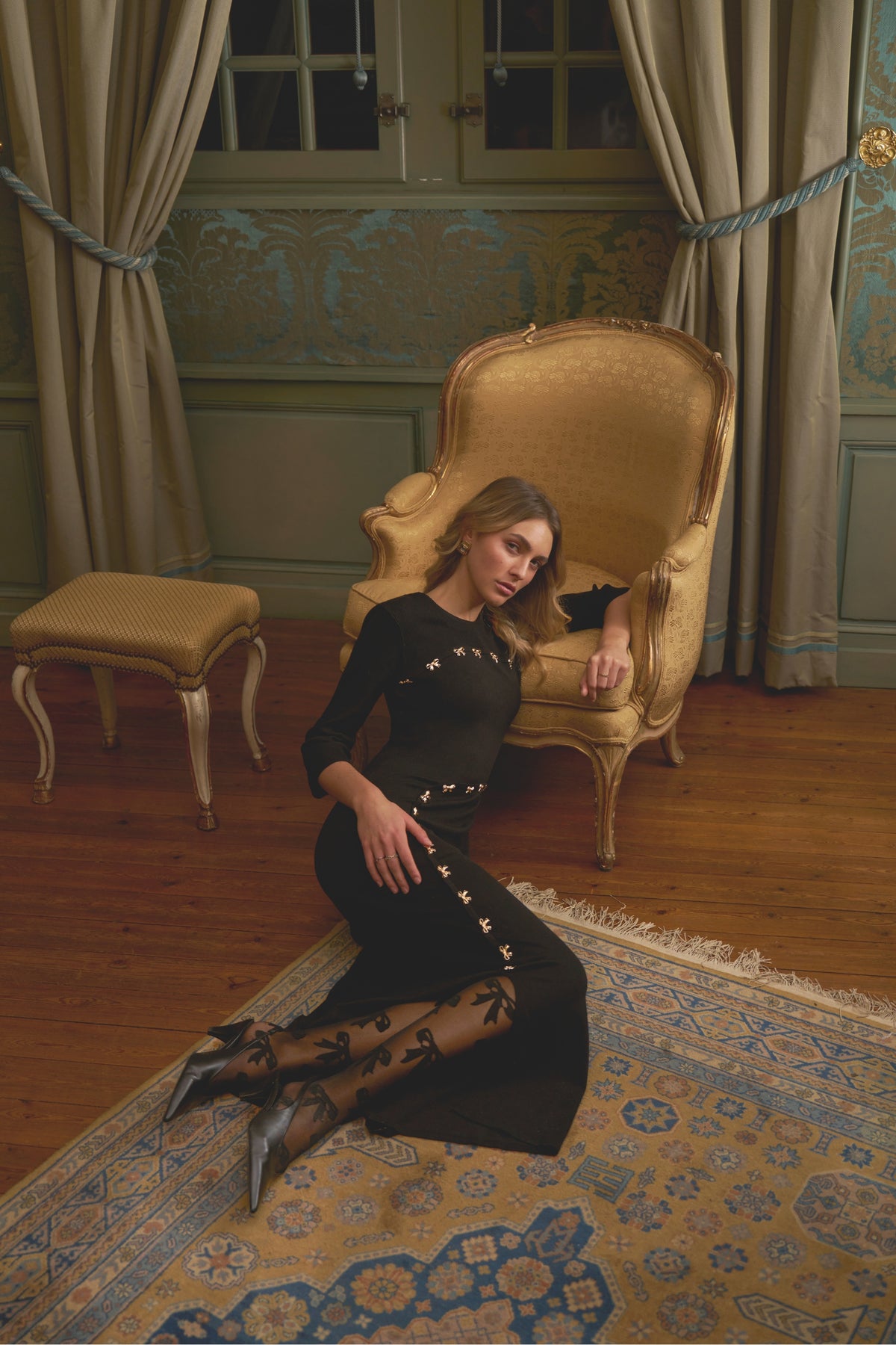 robe noire prêt du corps avec ornements
