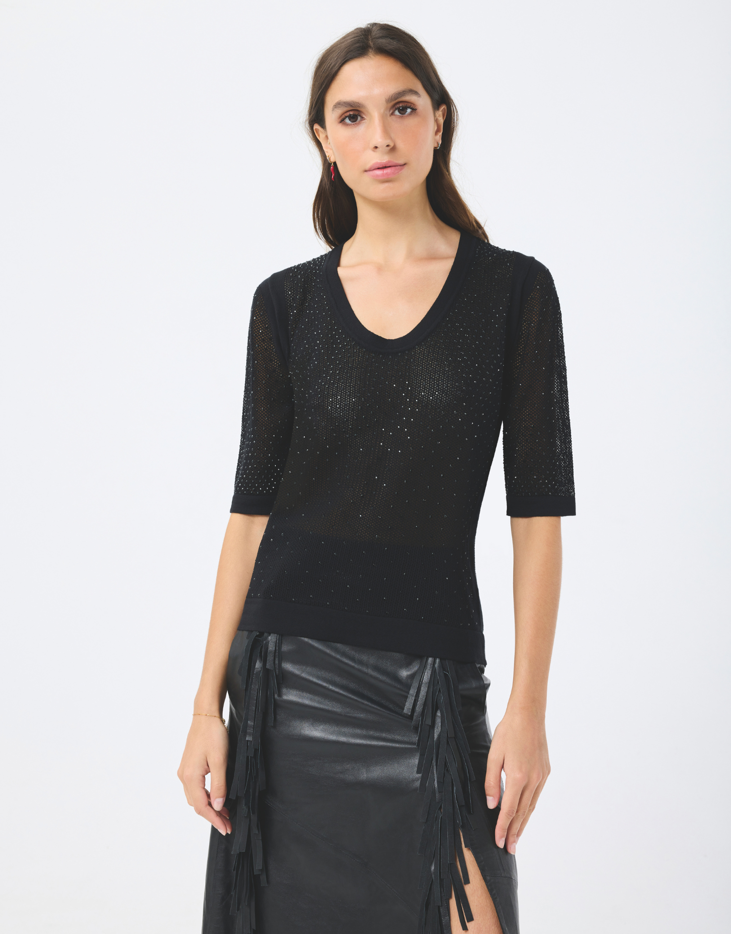 pull noir semi-transparent avec paillettes scintillantes, léger et raffiné