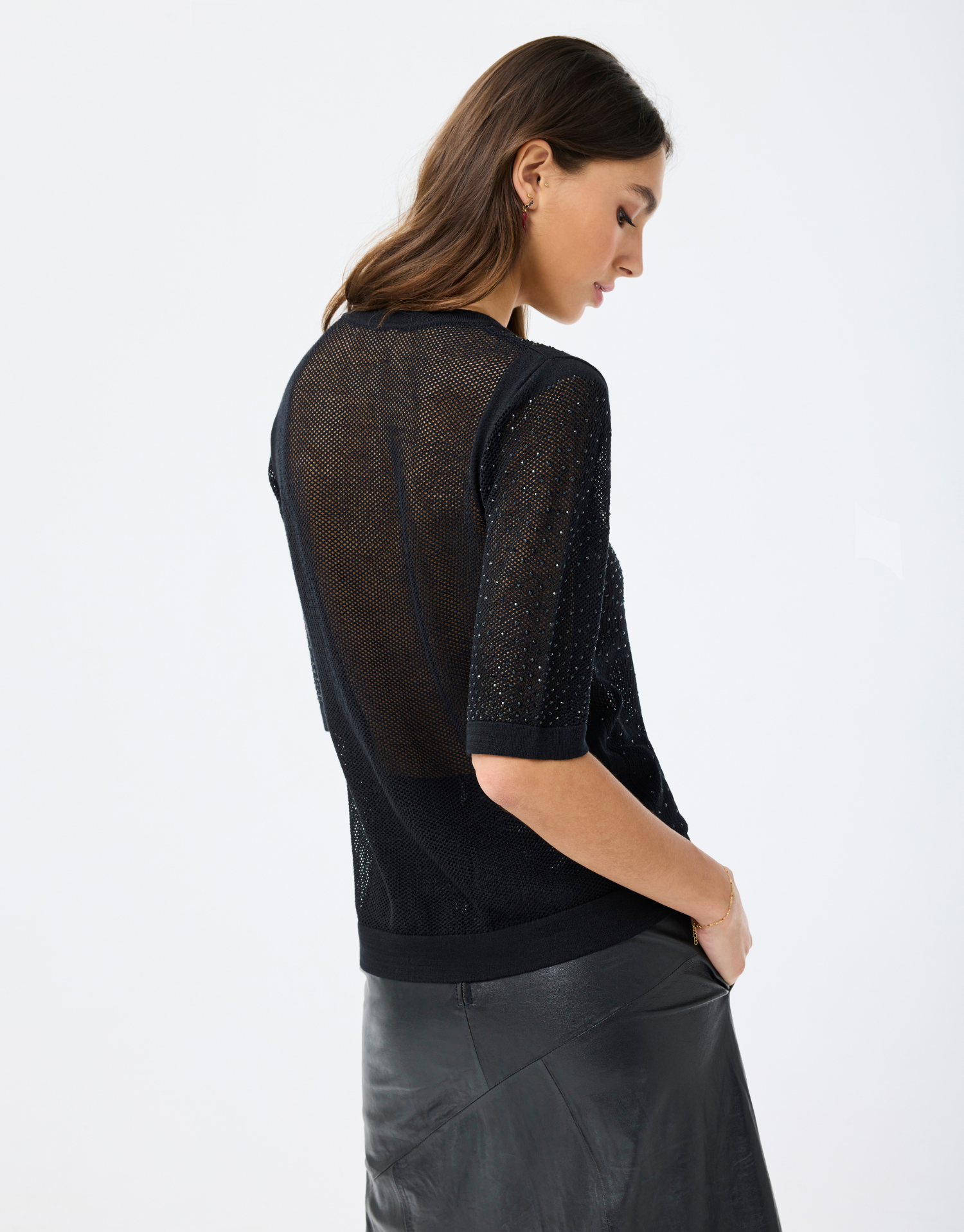 pull noir semi-transparent avec paillettes scintillantes, léger et raffiné