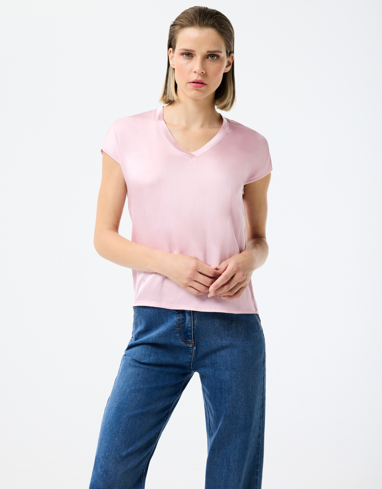 t-shirt col v rose en matière brillante effet satiné, manches courtes et coupe élégante