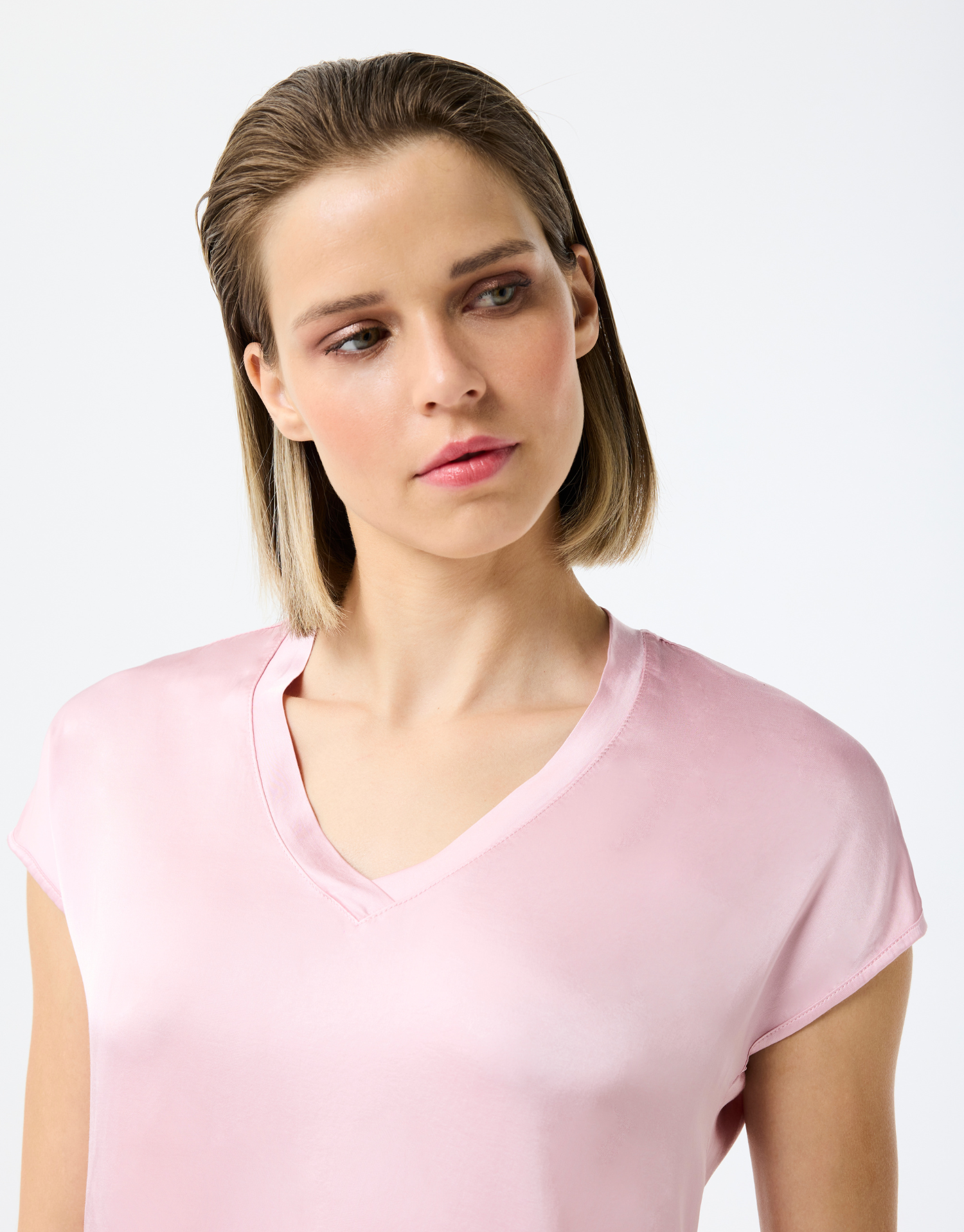 t-shirt col v rose en matière brillante effet satiné, manches courtes et coupe élégante