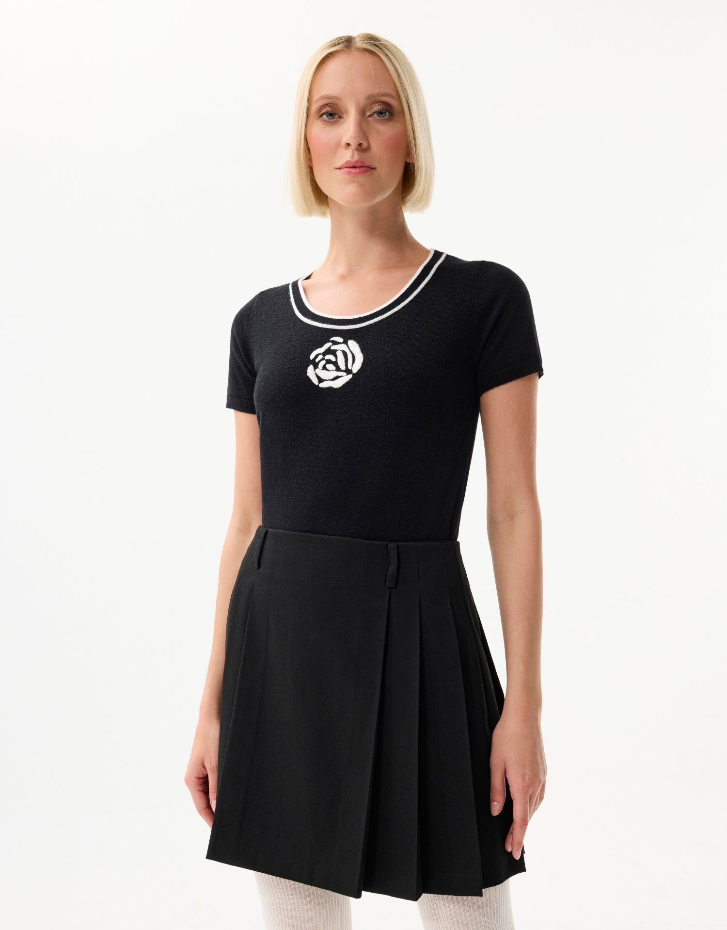 Twin-set noir à motifs roses noir