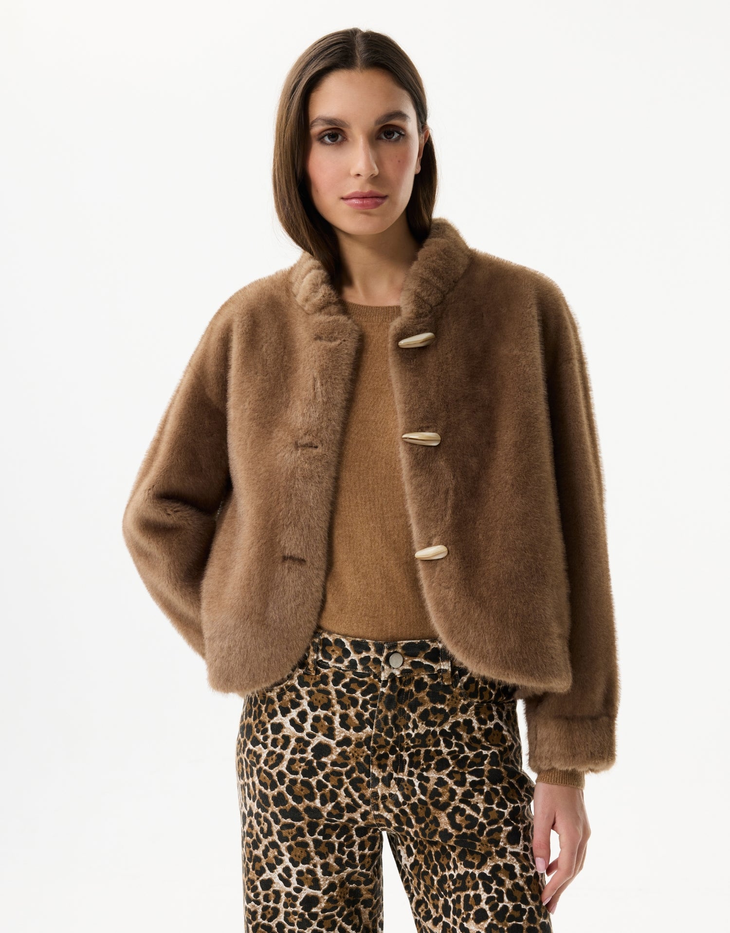 Veste courte en fausse fourrure camel
