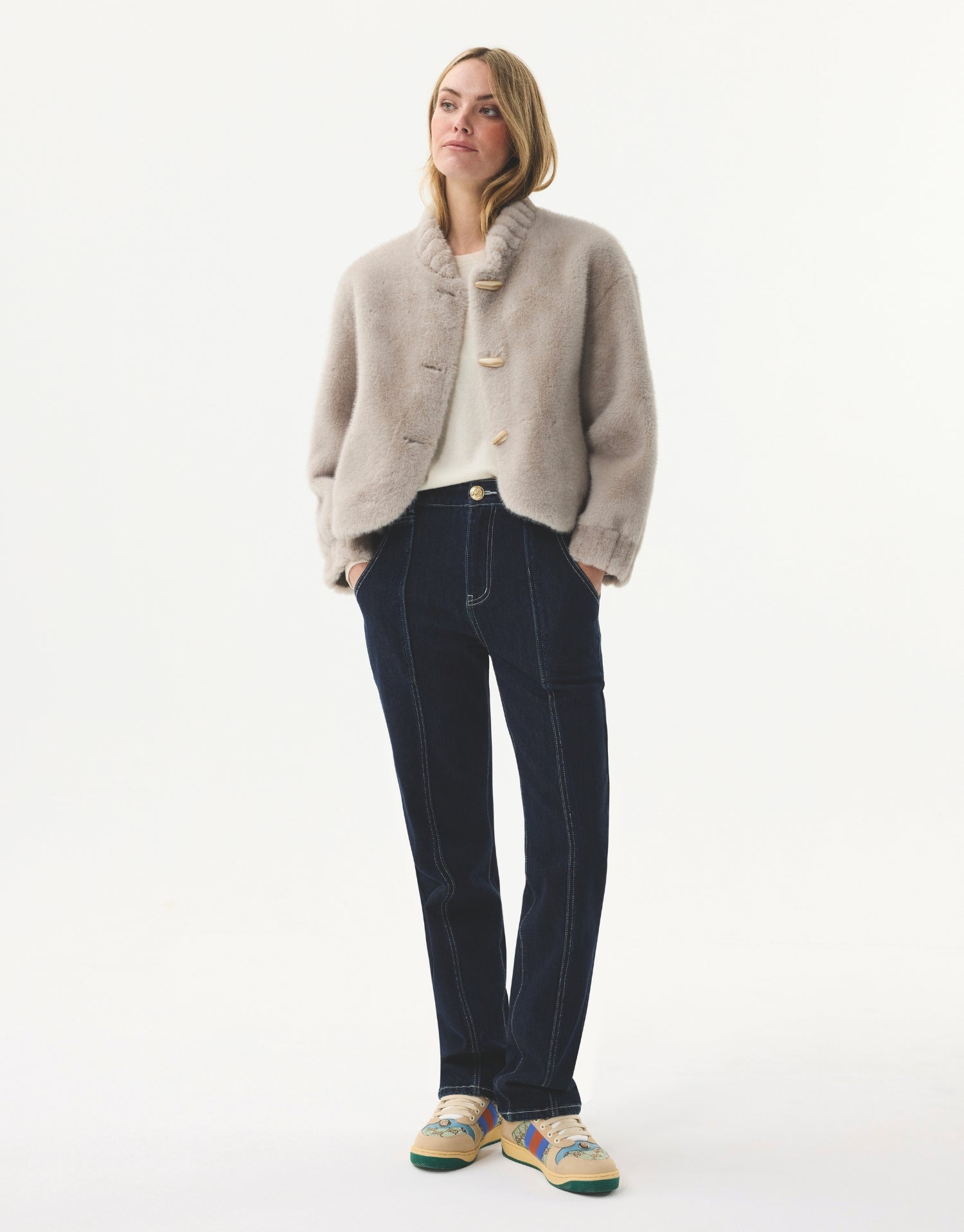 Veste courte en fausse fourrure grise