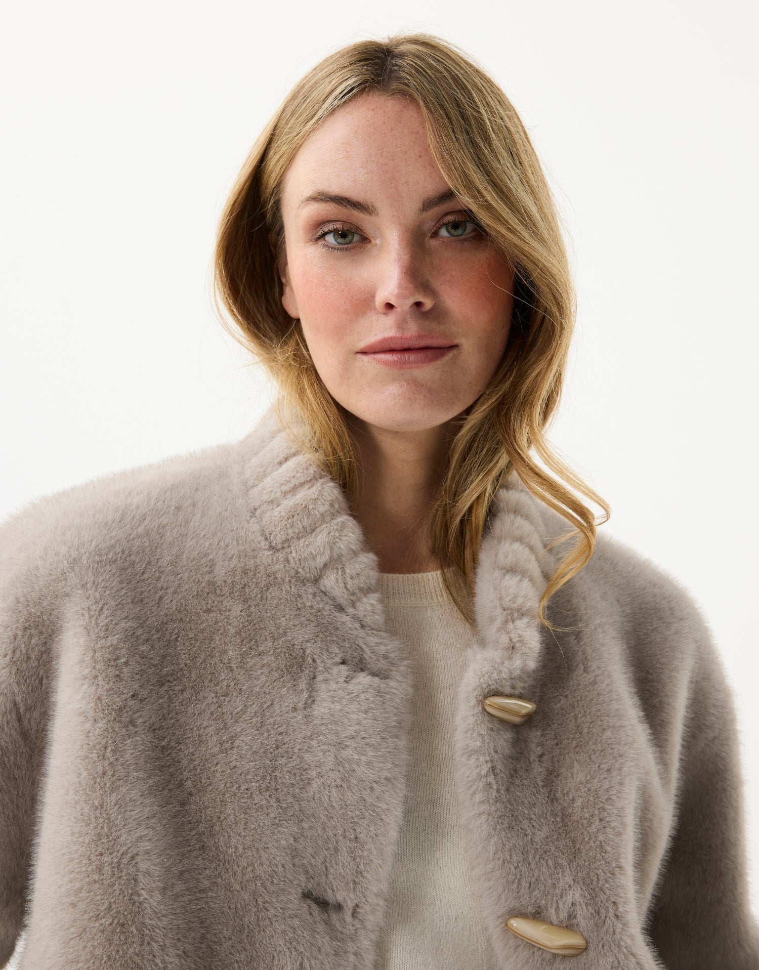 Veste courte en fausse fourrure grise
